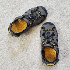 Khombu big kids sandals sz 2